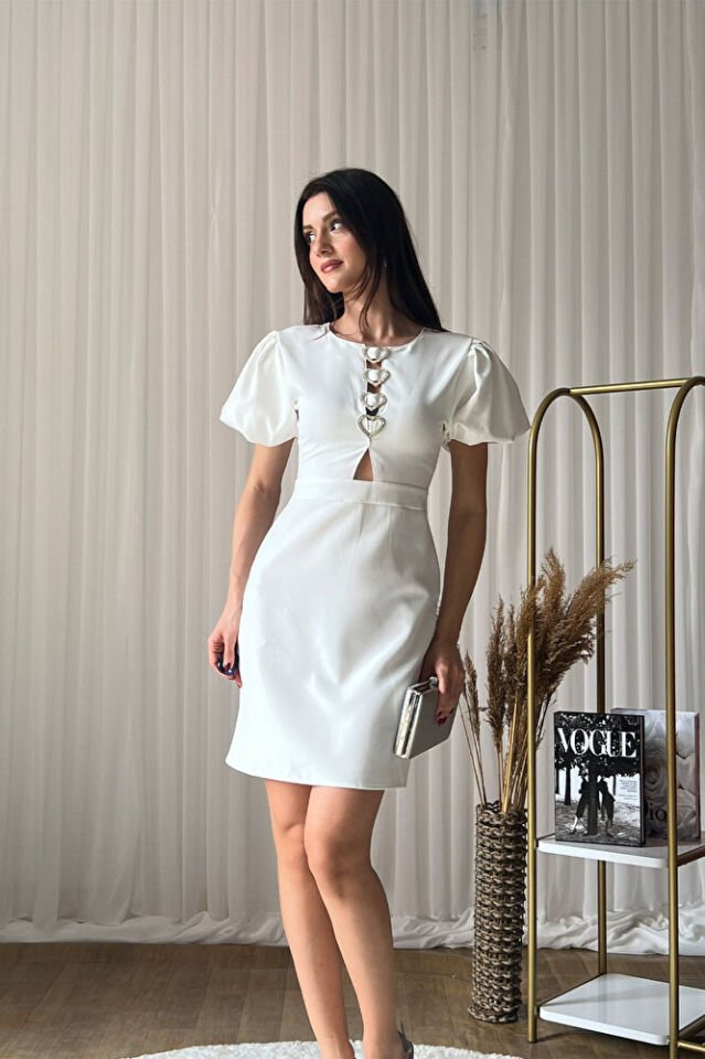 Kalp Aksesuar Detaylı Kısa Kollu Mini Elbise