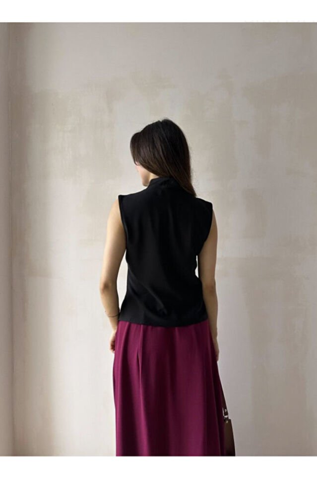 Kadın Siyah Düğme Detaylı Kolsuz Saten Bluz