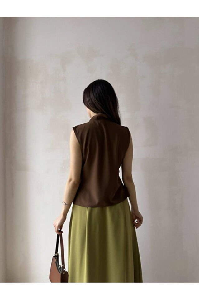 Kadın Siyah Düğme Detaylı Kolsuz Saten Bluz