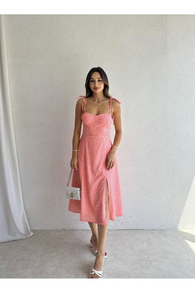 Fiyonk Askılı Yırtmaç Detaylı Puantiyeli Midi Elbise – Mavi / Pembe / Vizon / Somon